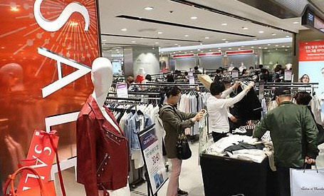 백화점 정기세일 행사에서 제품을 살펴보고 있는 소비자들.    연합뉴스